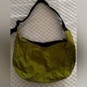 AVOCADO BAGGU MEDIUM CRESCENT (discontinued color).